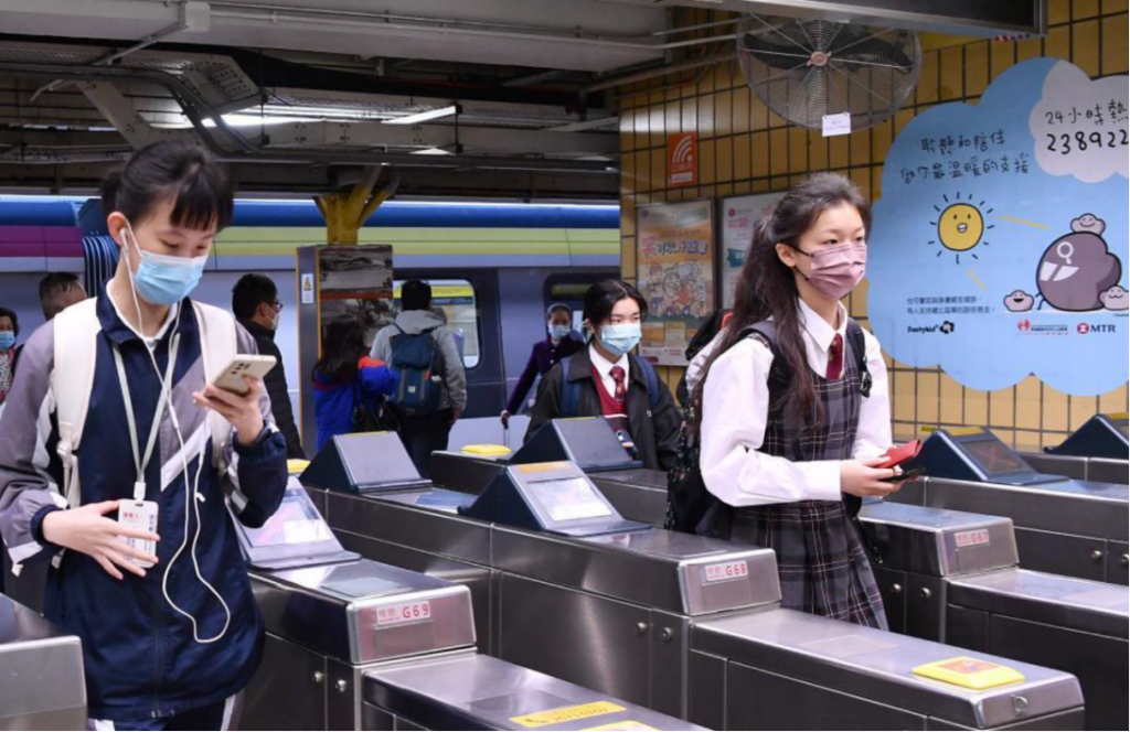 深圳跨境学童的真实日常:每天两小时通勤,到底值不值得