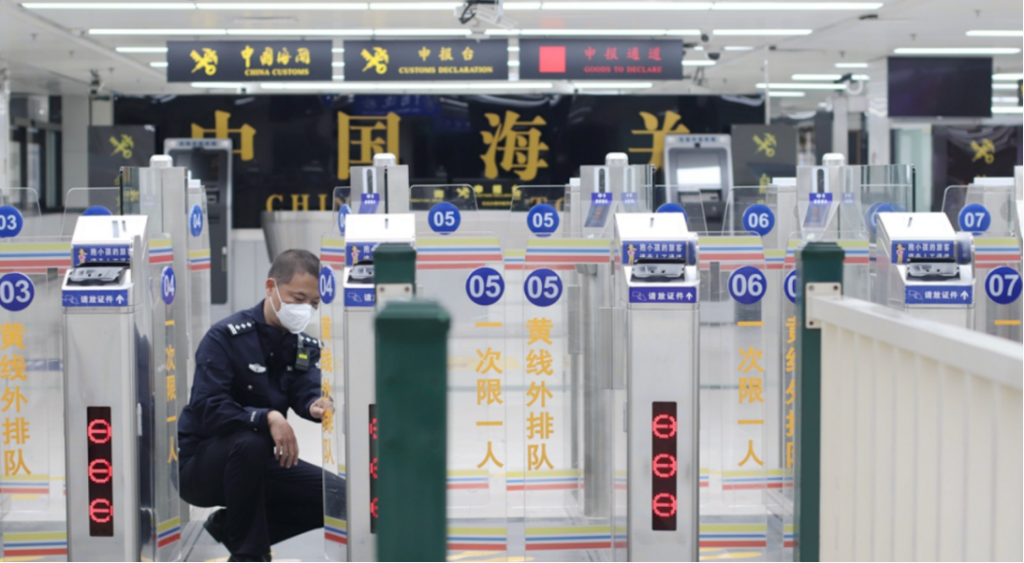 深圳跨境学童的真实日常:每天两小时通勤,到底值不值得