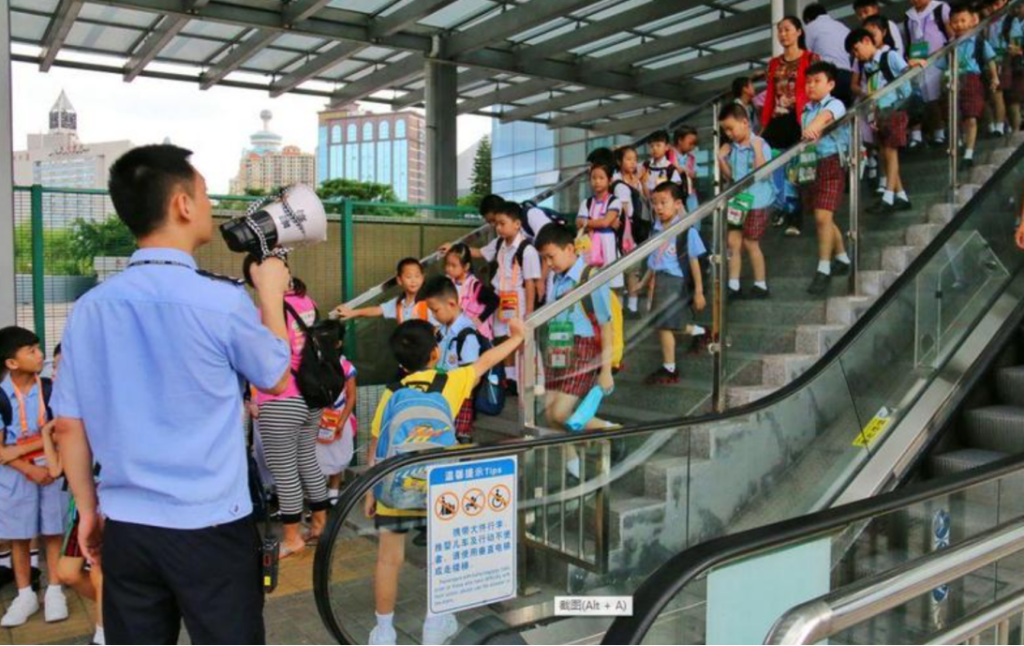 深圳跨境学童的真实日常:每天两小时通勤,到底值不值得