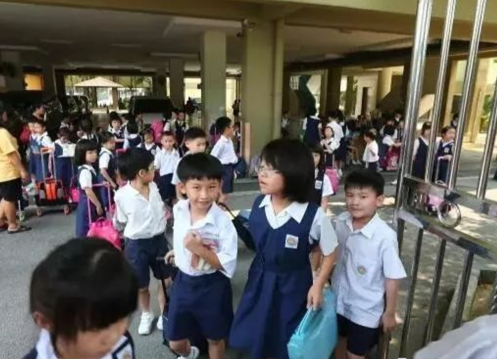 香港永居和非永居，上学待遇差多少？别等7年，现在就能读