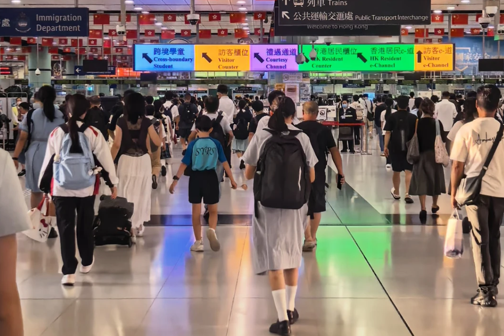 为什么越来越多的内地家庭,选择让孩子去香港读书?